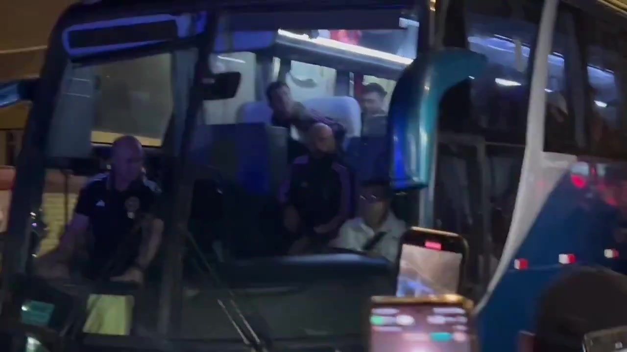 DB真人旗舰热情🔥迈阿密抵达下榻酒店，酒店外秘鲁球迷齐声高喊梅西