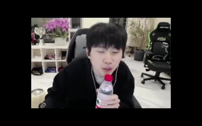 DB视讯官网Doinb情人节直播献唱If you！糖小幽：唱得很好，下次别唱了！