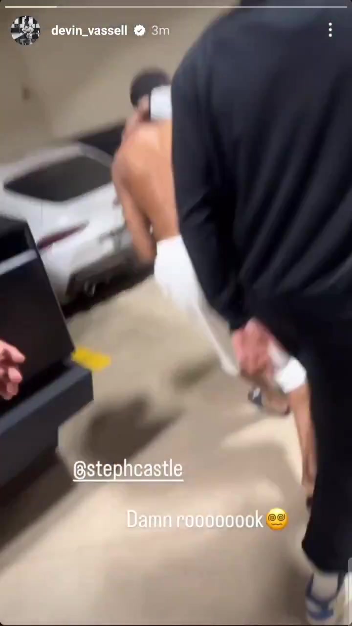 DB电子官网一群损友🤣 队友们把卡斯尔的车轮子给卸了