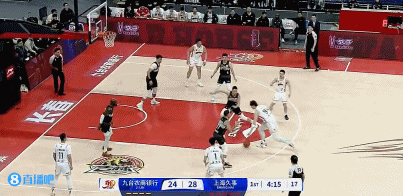 DG视讯官网平台极具欺骗性！基兹林克抢断反击 眼睛看着琼斯却传给崔晋铭上篮！