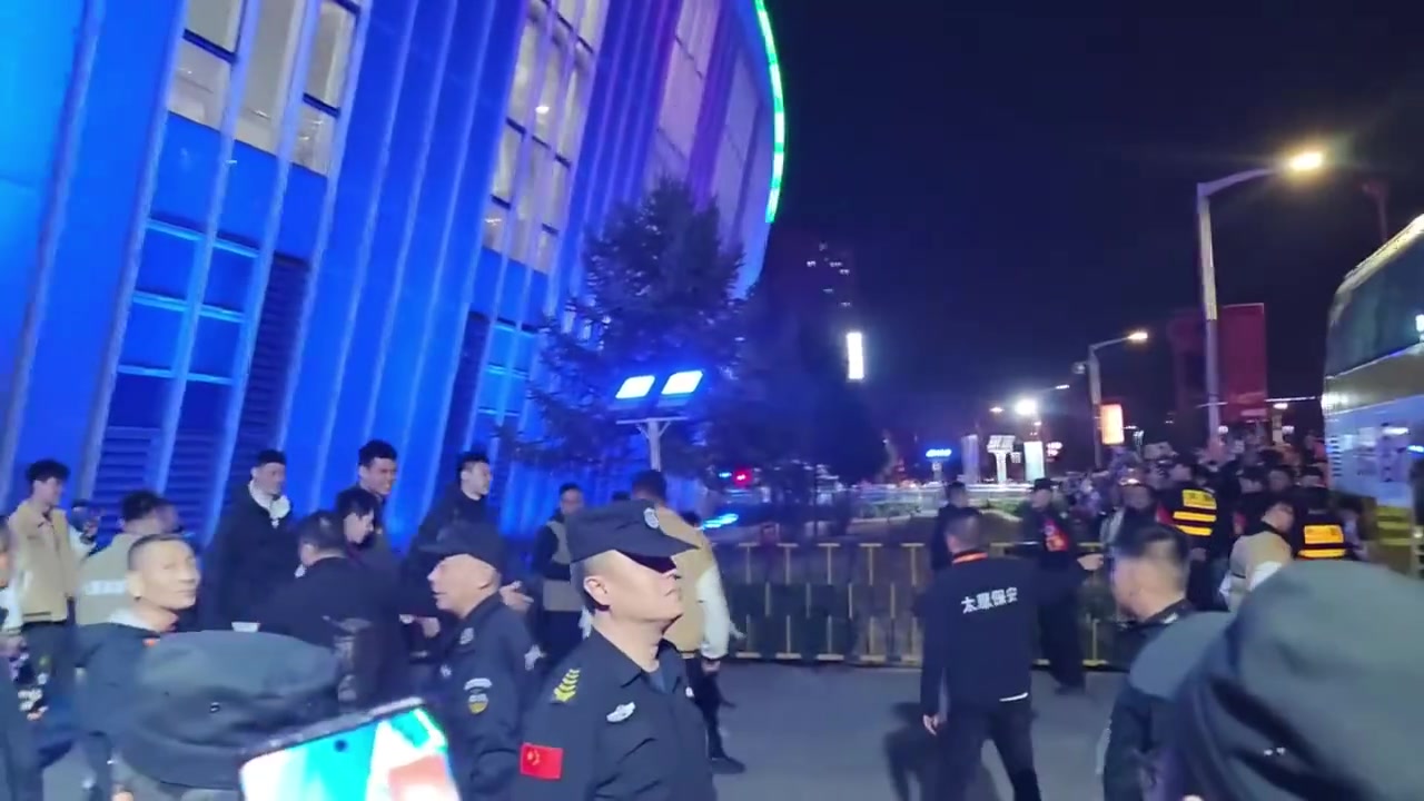 DB电子官网山西球迷堵广厦大巴 付政浩：若客队投诉CBA可视情况决定是否处罚