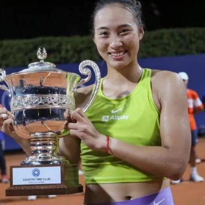 冲击120万，郑钦文迎喜讯，对手+时间确定，2025年首冠有望了