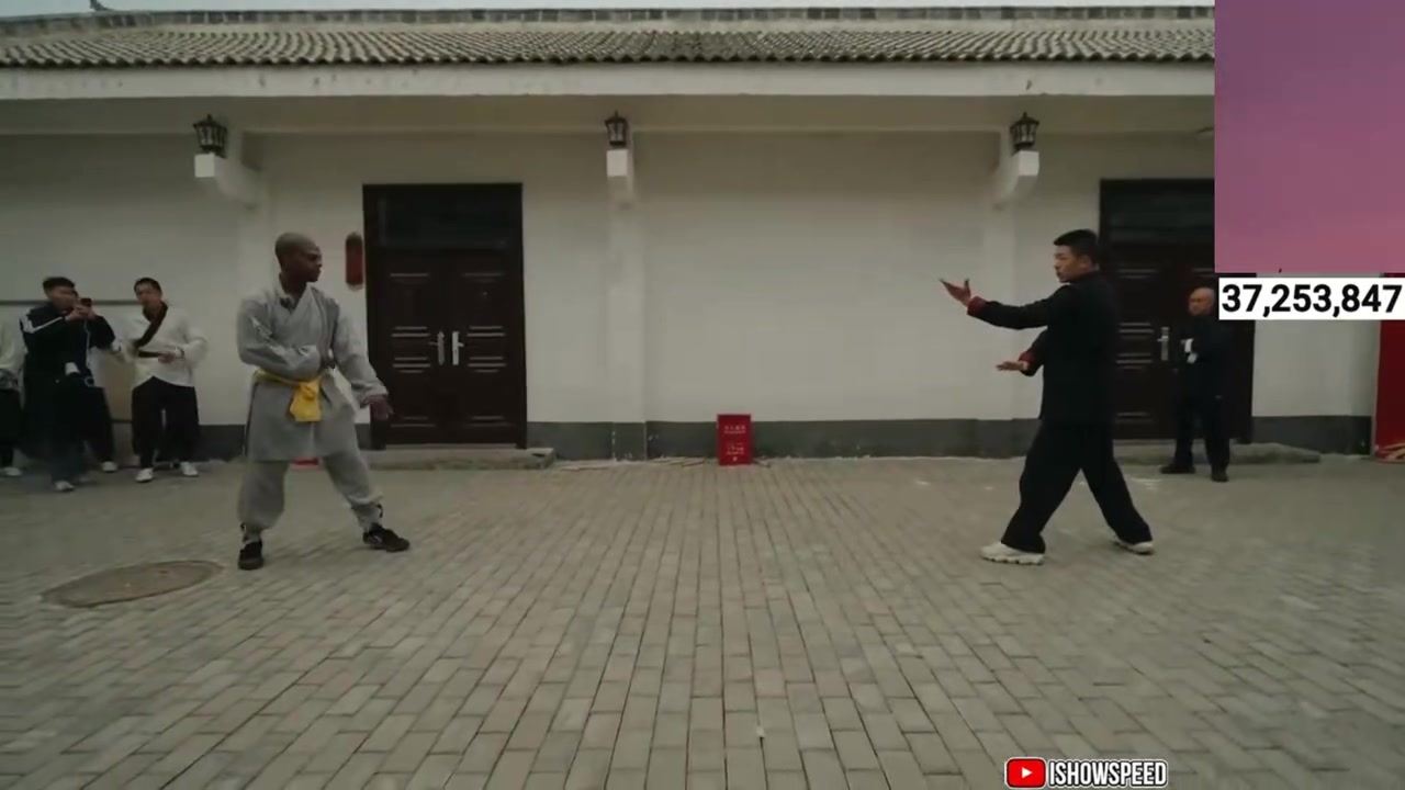 DB真人旗舰啥时候赐号！甲亢哥Speed跟师傅对打练习获称赞：你在这里坚持练五年 会成为功夫大师