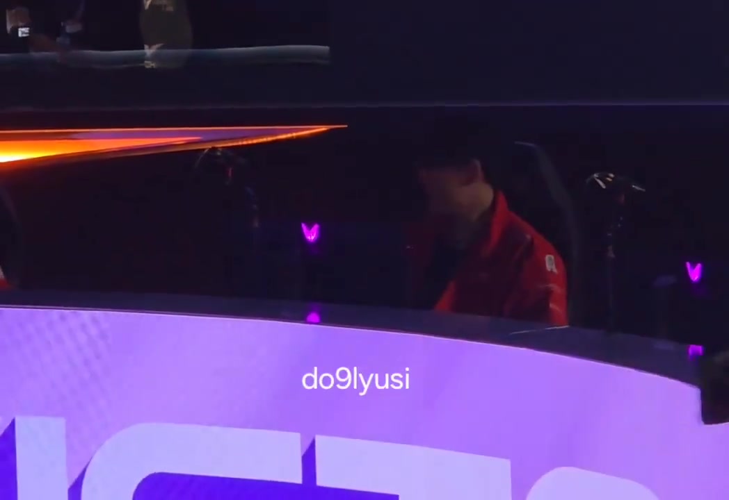 DB真人旗舰兄弟我好想你！Gumayusi坐在选手席看到Zeus退场会心一笑