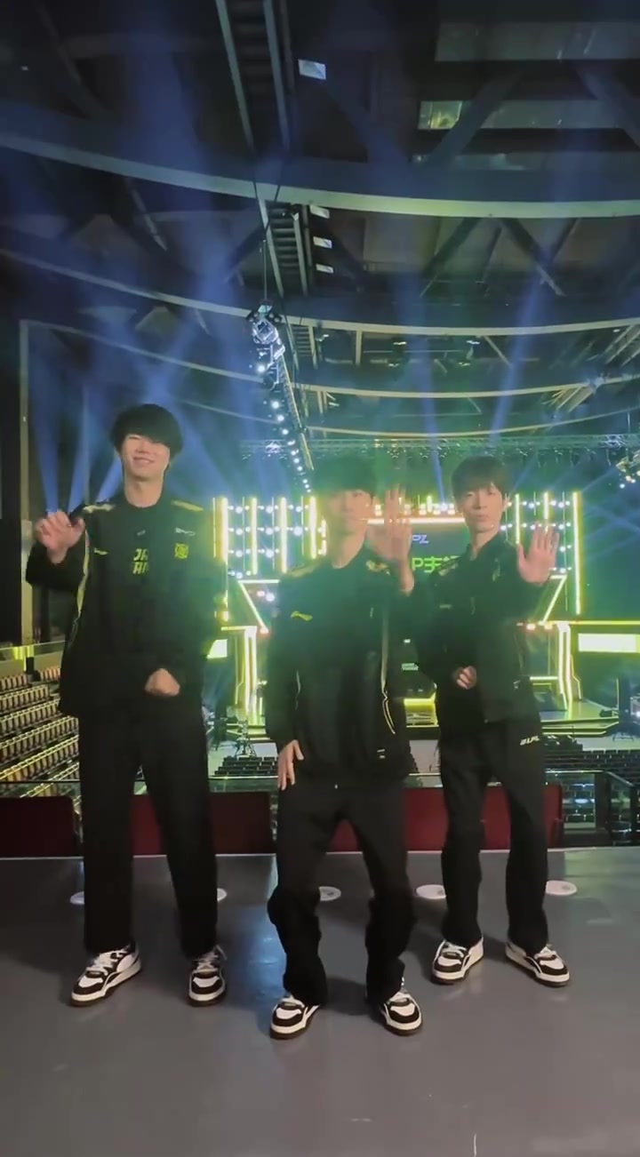 DG视讯官网平台大主播和他的四个舞伴！NIP官抖发布赛后五人跳舞视频