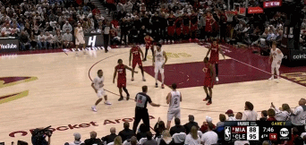 DB真人旗舰叫我话事人🥵！杰罗姆季后赛首秀15中10砍下28分 末节独得16分