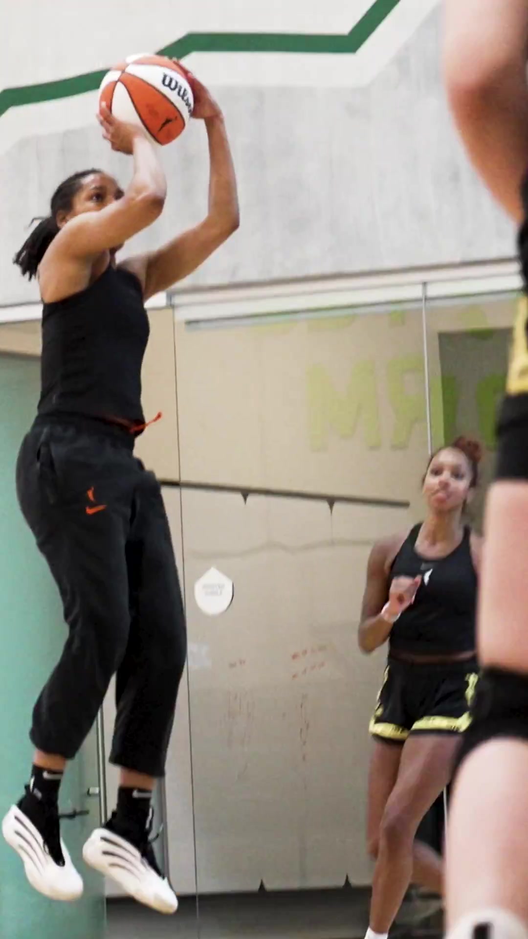 DB视讯官方登录入口风暴官方晒球队合练视频 单独发布两张李月汝球鞋特写😘