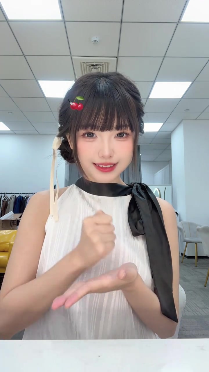 DB真人旗舰主持周敢敢分享视频：今天没有文案🍒